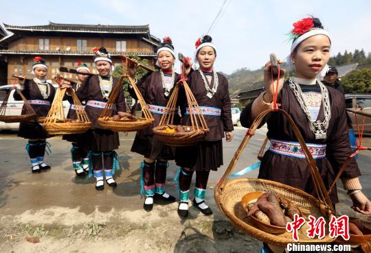侗族同胞為四方游客準(zhǔn)備百家宴?！蔷殑?攝