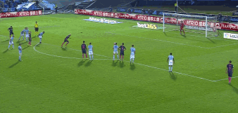 GIF-巴薩半場連丟3球被踢懵 法國鐵閘烏龍球