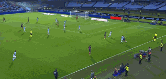 GIF-巴薩半場連丟3球被踢懵 法國鐵閘烏龍球