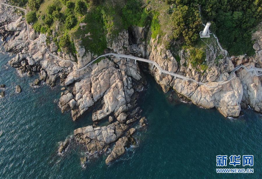這是5月13日拍攝的海陵島閘坡國家中心漁港（無人機照片）。 海陵島位于廣東省陽江市西南部，天藍海碧、山青沙潔，海洋漁業(yè)資源豐富。 新華社記者 鄧華 攝
