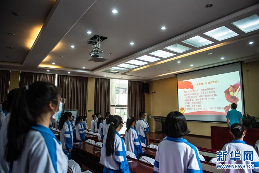 5月4日，貴陽市烏當(dāng)中學(xué)新團(tuán)員在進(jìn)行入團(tuán)宣誓。 當(dāng)日，貴州省貴陽市烏當(dāng)中學(xué)舉行以“五四精神，傳承有我”為主題的五四青年節(jié)紀(jì)念活動暨新團(tuán)員入團(tuán)儀式。 新華社記者 陶亮 攝