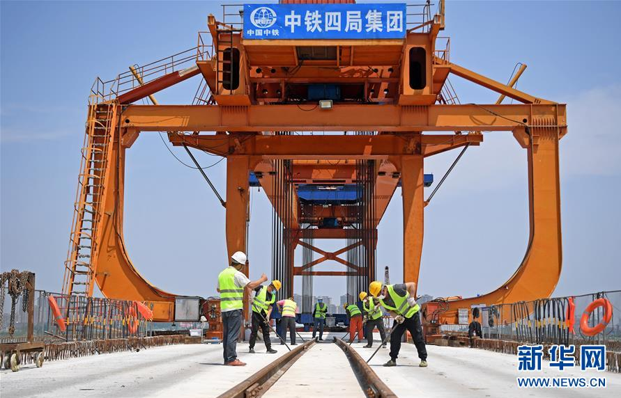 5月2日，在安九高鐵江西段長(zhǎng)江特大橋施工現(xiàn)場(chǎng)，施工人員在進(jìn)行運(yùn)梁上橋作業(yè)。 “五一”假日期間，由中鐵四局承建的安（慶）九（江）高鐵江西段項(xiàng)目部對(duì)施工節(jié)點(diǎn)重新規(guī)劃，根據(jù)返崗人員工種相應(yīng)開(kāi)展分項(xiàng)工程施工，加緊架橋建設(shè)，確保完成工程目標(biāo)。 新華社記者 萬(wàn)象 攝