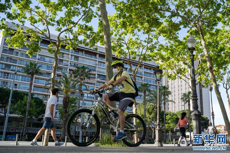 5月2日，市民在西班牙巴塞羅那對角線大道鍛煉身體。 根據(jù)西衛(wèi)生部4月30日宣布的一項新規(guī)定，從5月2日起，全國“禁足令”將進一步放松，民眾可每天短暫走出家門進行體育鍛煉等活動，出門時段根據(jù)年齡段劃分。 新華社發(fā)（胡安·戈薩攝）