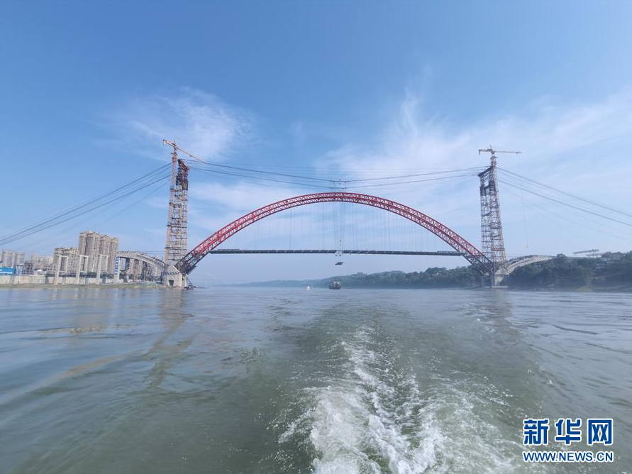 5月18日，合江長江公路大橋主梁正在進行最后的吊裝作業(yè)。新華社發(fā)