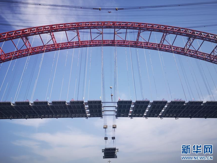 5月18日，合江長江公路大橋主梁正在進行最后的吊裝作業(yè)。新華社發(fā)