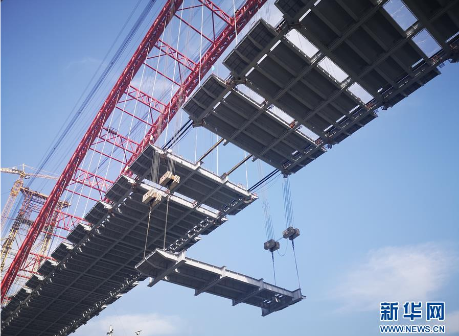 5月18日，合江長江公路大橋主梁正在進行最后的吊裝作業(yè)。新華社發(fā)