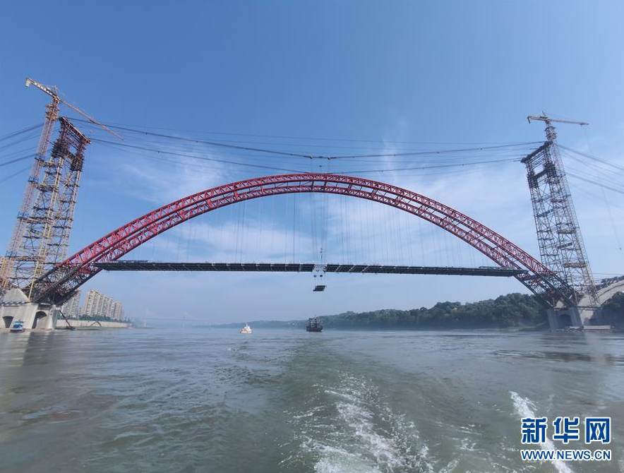 5月18日，合江長江公路大橋主梁正在進行最后的吊裝作業(yè)。新華社發(fā)