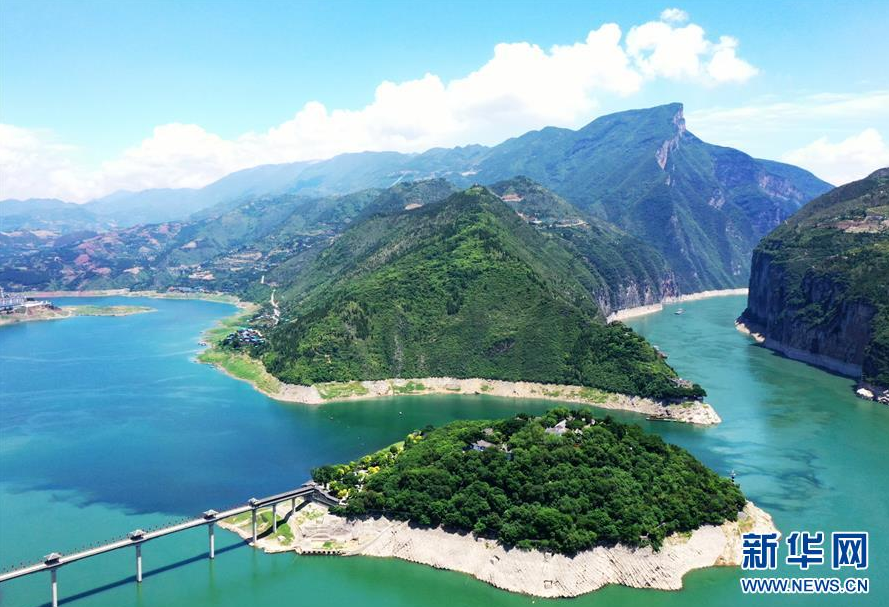 5月29日，船只在長江瞿塘峽段江面上航行（無人機(jī)照片）。 新華社記者 王全超 攝