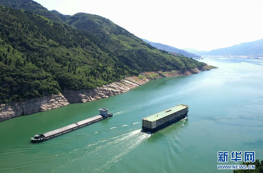5月29日，船只在長江瞿塘峽段江面上航行（無人機(jī)照片）。 新華社記者 王全超 攝