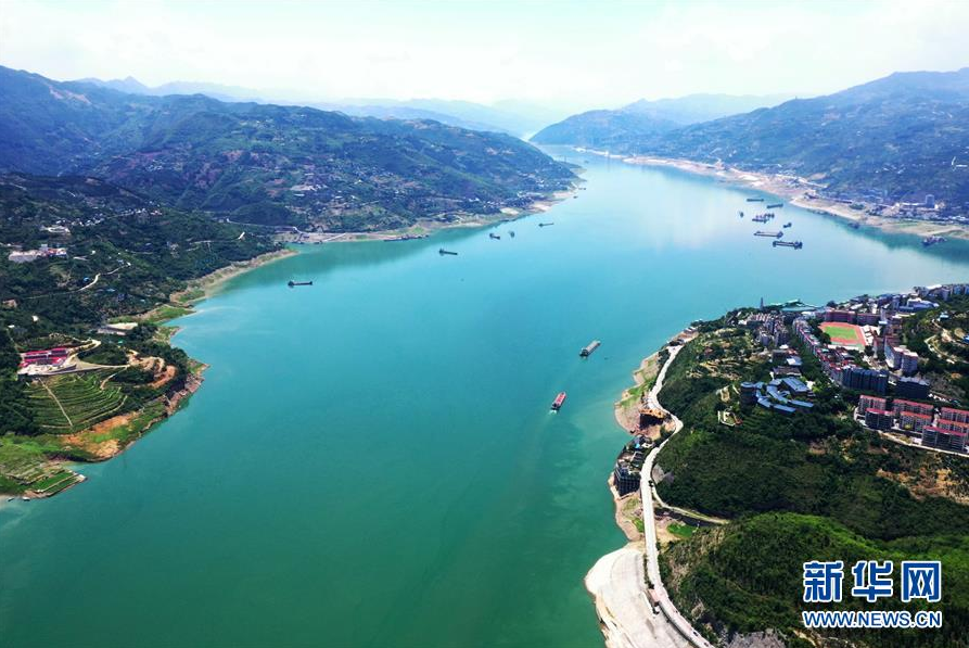 5月29日，船只在長江瞿塘峽段江面上航行（無人機(jī)照片）。 新華社記者 王全超 攝