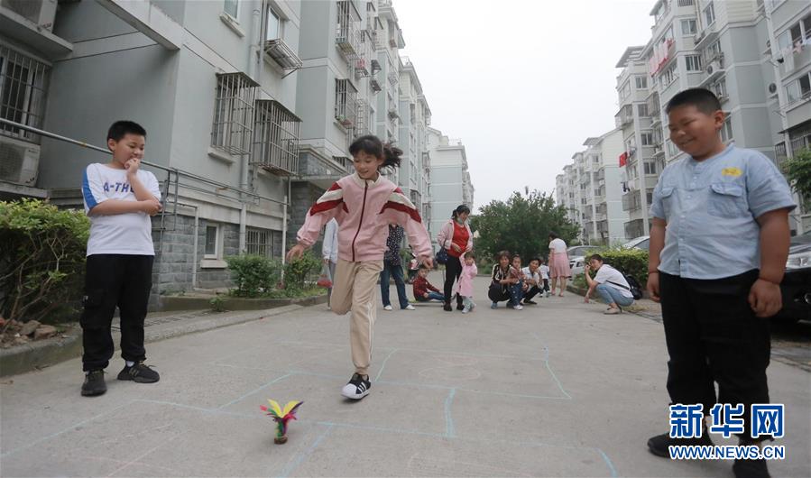 5月31日，在江蘇省揚(yáng)州市廣陵區(qū)湯汪鄉(xiāng)杉灣花園社區(qū)，小朋友參加社區(qū)舉辦的趣味游戲活動(dòng)。 “六一”國(guó)際兒童節(jié)臨近，各地舉行豐富多彩的活動(dòng)，讓孩子們?cè)跉g樂中迎接自己的節(jié)日。 新華社發(fā)（孟德龍 攝）