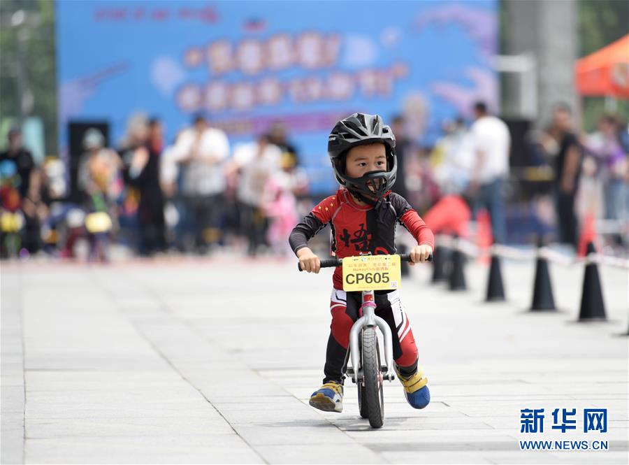 5月31日，一名小朋友在江蘇省淮安市舉辦的兒童滑步車騎行比賽中?！傲弧眹?guó)際兒童節(jié)臨近，各地舉行豐富多彩的活動(dòng)，讓孩子們?cè)跉g樂中迎接自己的節(jié)日。 新華社發(fā)（賀敬華 攝）