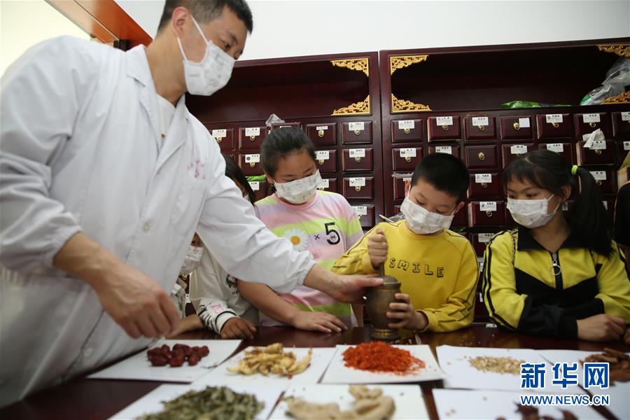 5月31日，小朋友在貴州省黔南布依族苗族自治州福泉市中醫(yī)醫(yī)院中藥房體驗(yàn)搗藥。 新華社發(fā)（黃歡 攝）