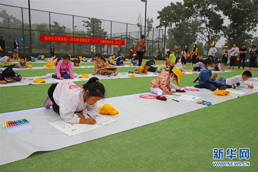 5月31日，在安徽省滁州市全椒縣南屏山森林公園，小朋友在繪畫比賽中創(chuàng)作。 新華社發(fā)（禹強(qiáng)云 攝）