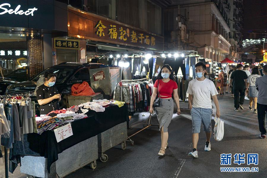 6月1日，市民在武漢保成路夜市消費休閑。 隨著復(fù)工復(fù)產(chǎn)復(fù)市持續(xù)推進，武漢街頭傳統(tǒng)的夜市再次熱鬧起來，不少市民前來消費休閑，初夏的煙火氣充滿生機。 新華社記者 熊琦 攝