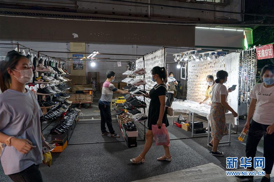 6月1日，市民在武漢保成路夜市消費休閑。 隨著復(fù)工復(fù)產(chǎn)復(fù)市持續(xù)推進，武漢街頭傳統(tǒng)的夜市再次熱鬧起來，不少市民前來消費休閑，初夏的煙火氣充滿生機。 新華社記者 熊琦 攝