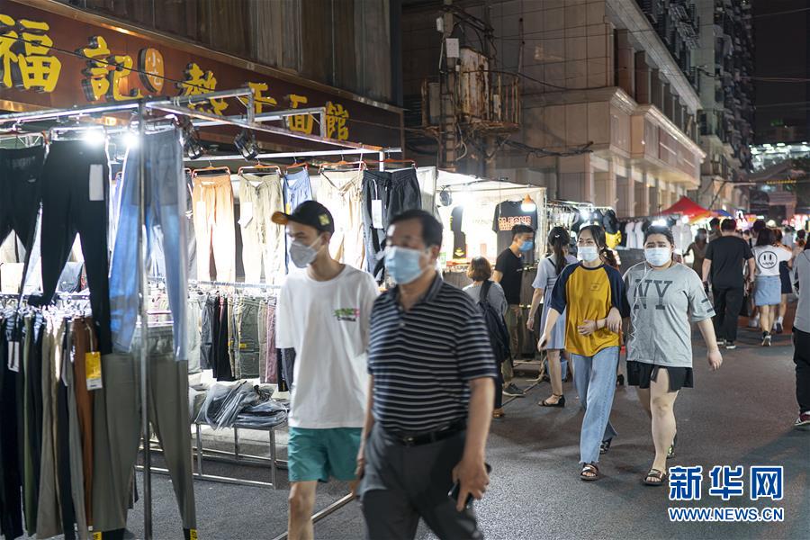 6月1日，市民在武漢保成路夜市消費休閑。 隨著復(fù)工復(fù)產(chǎn)復(fù)市持續(xù)推進，武漢街頭傳統(tǒng)的夜市再次熱鬧起來，不少市民前來消費休閑，初夏的煙火氣充滿生機。 新華社記者 熊琦 攝