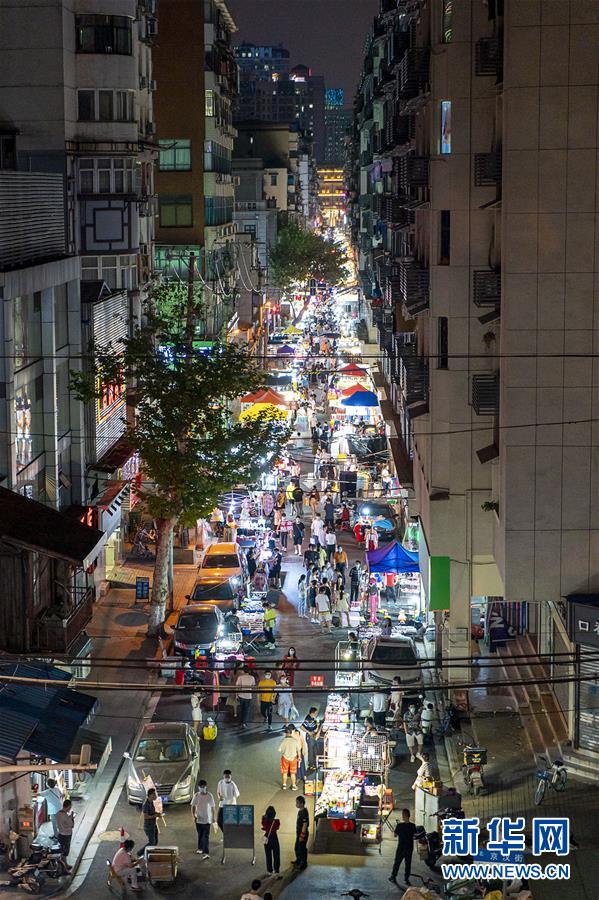 6月1日，市民在武漢保成路夜市消費休閑。 隨著復(fù)工復(fù)產(chǎn)復(fù)市持續(xù)推進，武漢街頭傳統(tǒng)的夜市再次熱鬧起來，不少市民前來消費休閑，初夏的煙火氣充滿生機。 新華社記者 熊琦 攝