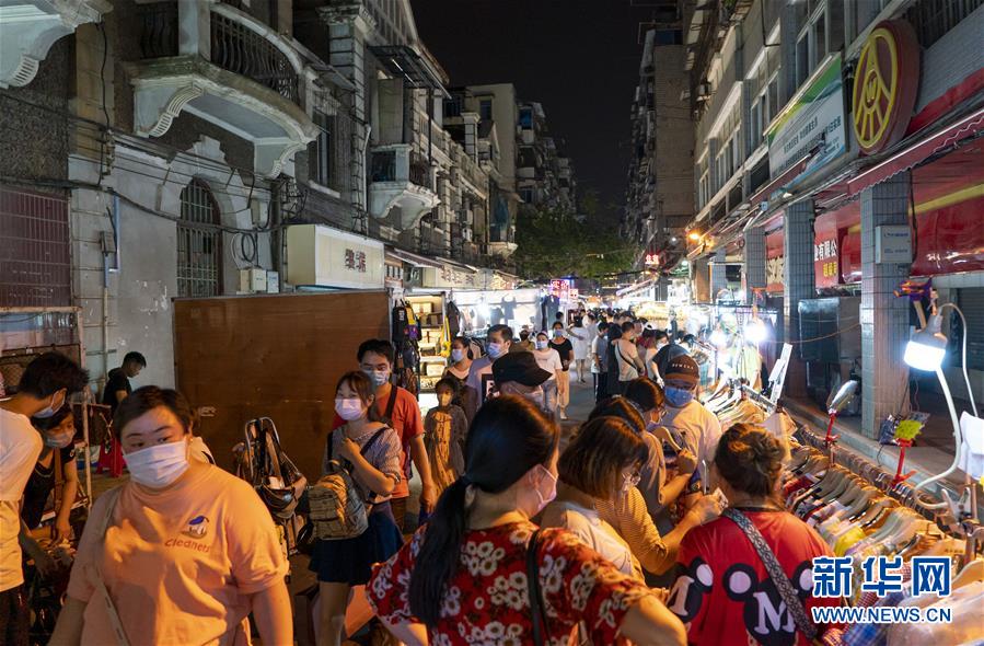 6月1日，市民在武漢保成路夜市消費休閑。 隨著復(fù)工復(fù)產(chǎn)復(fù)市持續(xù)推進，武漢街頭傳統(tǒng)的夜市再次熱鬧起來，不少市民前來消費休閑，初夏的煙火氣充滿生機。 新華社記者 熊琦 攝