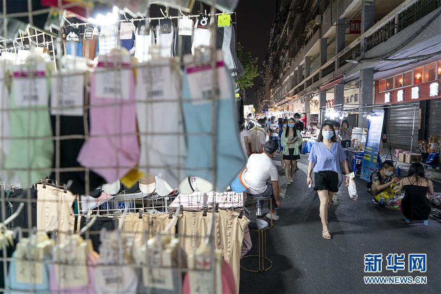 6月1日，市民在武漢保成路夜市消費休閑。 隨著復(fù)工復(fù)產(chǎn)復(fù)市持續(xù)推進，武漢街頭傳統(tǒng)的夜市再次熱鬧起來，不少市民前來消費休閑，初夏的煙火氣充滿生機。 新華社記者 熊琦 攝