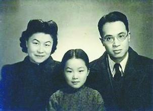 一家三口，中間為楊絳與錢鐘書之女錢瑗。后在女人去世后，楊絳寫書《我們仨》紀念。