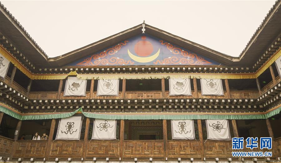 游客在卓克基土司官寨參觀（6月6日攝）。 坐落在四川省阿壩藏族羌族自治州馬爾康市的卓克基土司官寨規(guī)模龐大，構(gòu)造精細(xì)，總建筑面積5400平方米，建筑為仿四合院結(jié)構(gòu)，融合了藏漢建筑藝術(shù)精華。1935年紅軍長(zhǎng)征途中的卓克基會(huì)議在此舉行。 新華社記者 高健鈞 攝