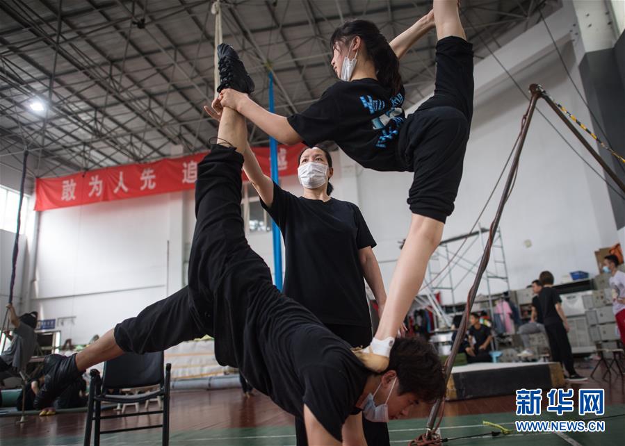 (聚焦疫情防控·圖片故事)(12)武漢:“云上”雜技