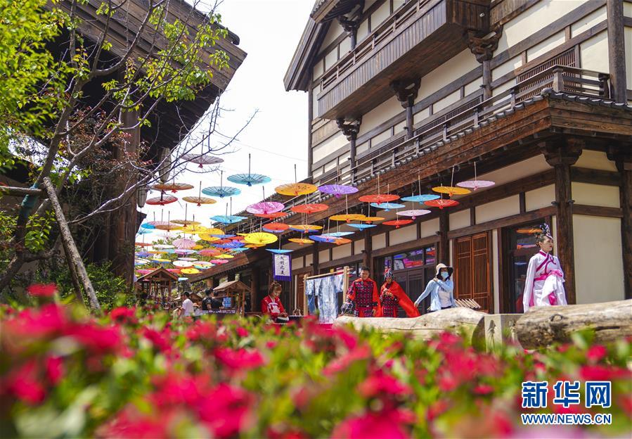 6月13日，在長(zhǎng)春市世茂蓮花山小鎮(zhèn)寬厚里商街，表演者身穿漢服、古裝進(jìn)行表演展示。 當(dāng)日是“文化和自然遺產(chǎn)日”。吉林長(zhǎng)春首屆蓮花山消夏生活節(jié)在世茂蓮花山小鎮(zhèn)舉行?；顒?dòng)將非遺展示與假日消暑休閑相結(jié)合，讓游人在“古色古香”的油紙傘巷中品傳統(tǒng)文化魅力，享夏日休閑愜意。 新華社記者 許暢 攝