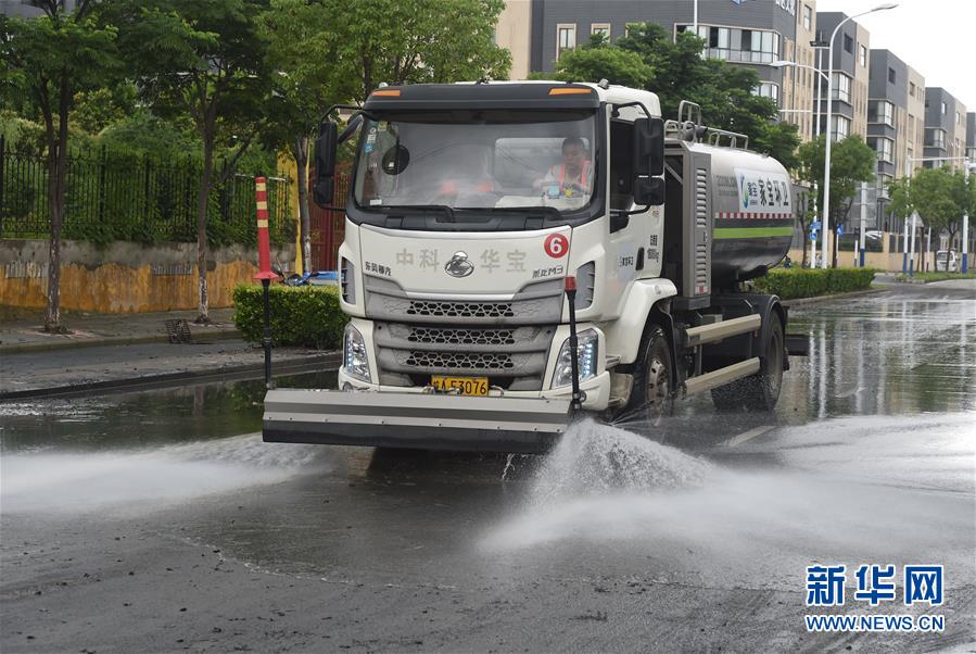 6月15日，在合肥市廬陽(yáng)經(jīng)濟(jì)開發(fā)區(qū)，工作人員駕駛灑水車清潔路面。 當(dāng)日，合肥市突降暴雨，部分區(qū)域出現(xiàn)內(nèi)澇。城管、環(huán)衛(wèi)等部門緊急出動(dòng)，對(duì)積水路段進(jìn)行排水、清淤，保障市民通行安全。 新華社記者 周牧 攝