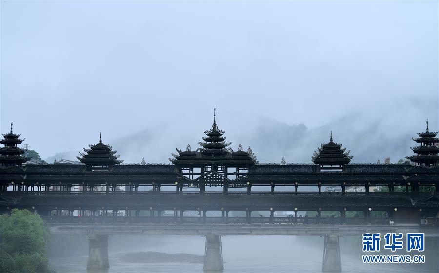 6月23日，一場(chǎng)雨后，湖北省恩施土家族苗族自治州宣恩縣貢水河霧氣升騰，河畔亭臺(tái)樓閣若隱若現(xiàn)，宛若仙境。 新華社發(fā)（宋文 攝）