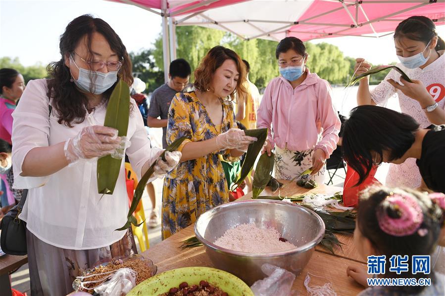 6月23日，居民在活動(dòng)現(xiàn)場(chǎng)參加包粽子比賽。 當(dāng)日，全國最大的易地生態(tài)移民扶貧集中安置區(qū)寧夏吳忠市紅寺堡區(qū)舉行迎端午活動(dòng)，邀請(qǐng)各鄉(xiāng)鎮(zhèn)的民間剪紙、刺繡藝人現(xiàn)場(chǎng)比拼傳統(tǒng)技藝，居民現(xiàn)場(chǎng)參與包粽子大賽，共迎端午節(jié)的到來。 新華社記者 王鵬 攝