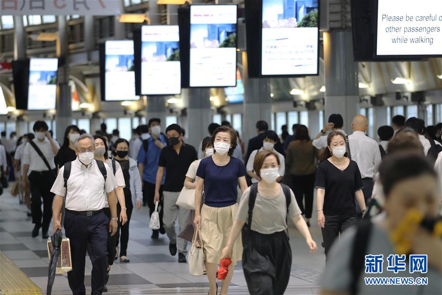 這是6月30日在日本東京品川車站內(nèi)拍攝的下班時(shí)間的通勤人群。日本總務(wù)省30日公布的勞動(dòng)力調(diào)查結(jié)果顯示，經(jīng)季節(jié)調(diào)整后，日本5月完全失業(yè)率比上月增加0.3個(gè)百分點(diǎn)至2.9%，連續(xù)3個(gè)月上升。 新華社記者 杜瀟逸 攝