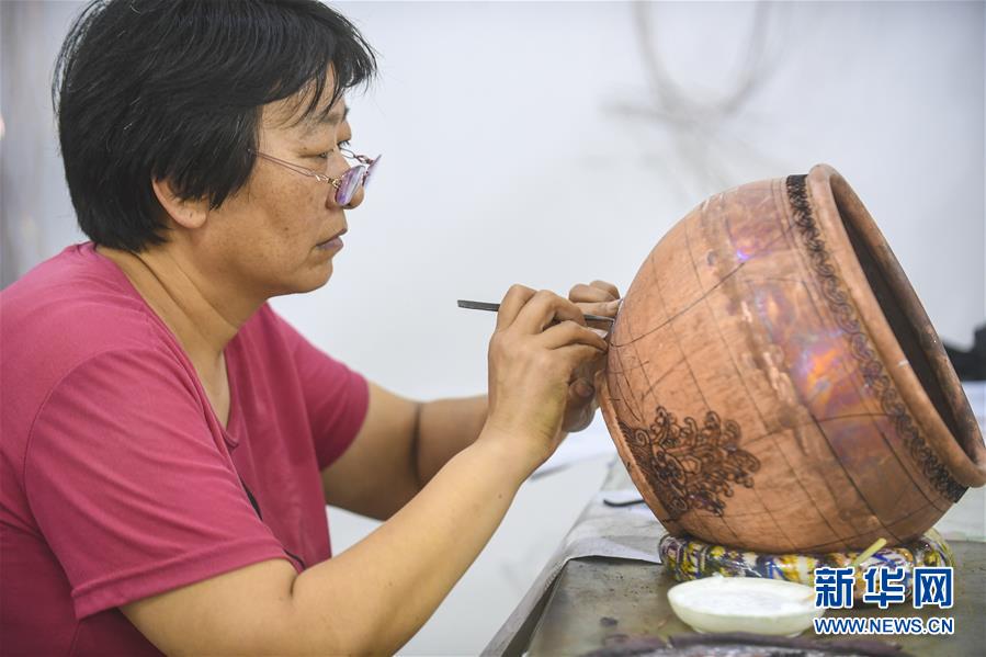 7月1日，河北省香河縣景泰藍(lán)制品廠的工作人員在對(duì)景泰藍(lán)工藝品進(jìn)行掐絲。 近來(lái)，河北省香河縣景泰藍(lán)企業(yè)全面復(fù)工復(fù)產(chǎn)，并積極通過(guò)互聯(lián)網(wǎng)線上洽談海外訂單，工人加緊生產(chǎn)，供應(yīng)市場(chǎng)。 新華社記者 李曉果 攝