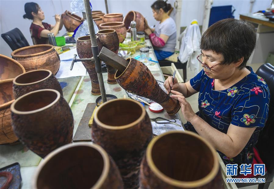 7月1日，河北省香河縣景泰藍(lán)制品廠的工作人員在對(duì)景泰藍(lán)工藝品進(jìn)行掐絲。 近來(lái)，河北省香河縣景泰藍(lán)企業(yè)全面復(fù)工復(fù)產(chǎn)，并積極通過(guò)互聯(lián)網(wǎng)線上洽談海外訂單，工人加緊生產(chǎn)，供應(yīng)市場(chǎng)。 新華社記者 李曉果 攝