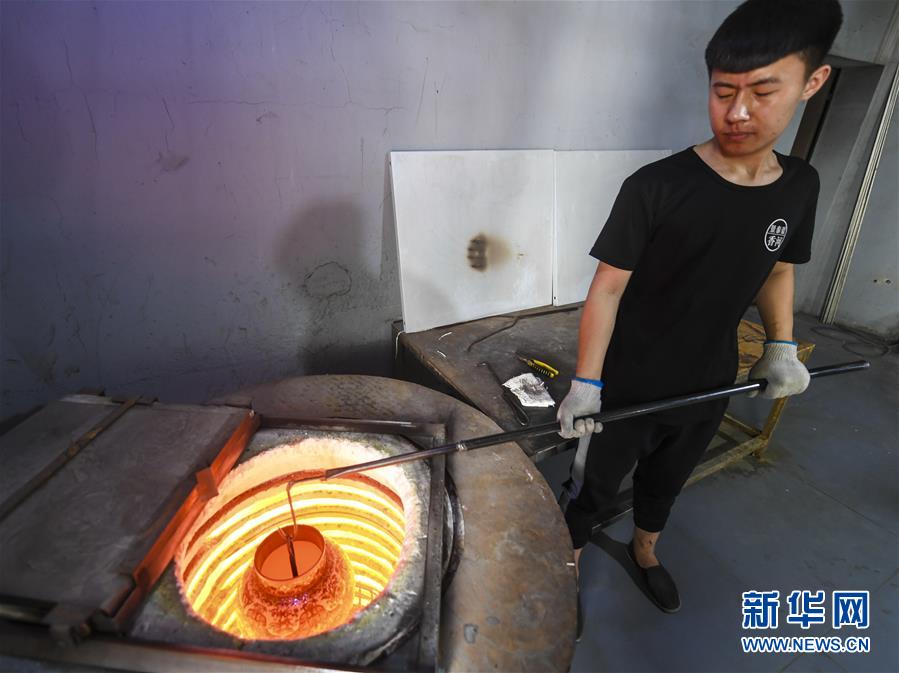 7月1日，河北省香河縣景泰藍(lán)制品廠的工作人員在對(duì)景泰藍(lán)工藝品進(jìn)行掐絲。 近來(lái)，河北省香河縣景泰藍(lán)企業(yè)全面復(fù)工復(fù)產(chǎn)，并積極通過(guò)互聯(lián)網(wǎng)線上洽談海外訂單，工人加緊生產(chǎn)，供應(yīng)市場(chǎng)。 新華社記者 李曉果 攝