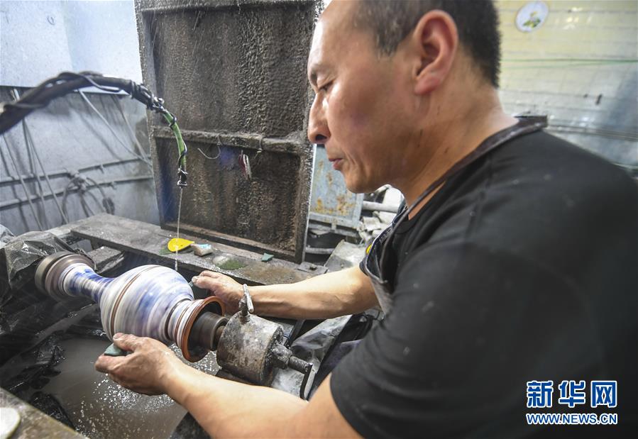 7月1日，河北省香河縣景泰藍(lán)制品廠的工作人員在對(duì)景泰藍(lán)工藝品進(jìn)行掐絲。 近來(lái)，河北省香河縣景泰藍(lán)企業(yè)全面復(fù)工復(fù)產(chǎn)，并積極通過(guò)互聯(lián)網(wǎng)線上洽談海外訂單，工人加緊生產(chǎn)，供應(yīng)市場(chǎng)。 新華社記者 李曉果 攝