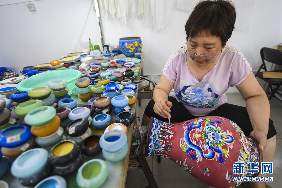 7月1日，河北省香河縣景泰藍(lán)制品廠的工作人員在對(duì)景泰藍(lán)工藝品進(jìn)行掐絲。 近來(lái)，河北省香河縣景泰藍(lán)企業(yè)全面復(fù)工復(fù)產(chǎn)，并積極通過(guò)互聯(lián)網(wǎng)線上洽談海外訂單，工人加緊生產(chǎn)，供應(yīng)市場(chǎng)。 新華社記者 李曉果 攝