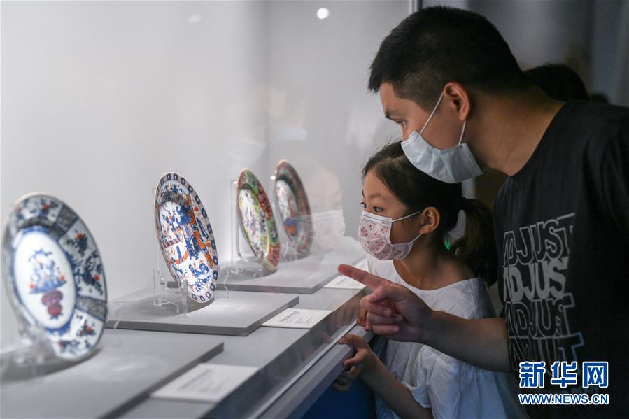 7月4日，參觀者在成都博物館觀看“競妍：清代中日伊萬里瓷器特展”。 7月3日，“競妍：清代中日伊萬里瓷器特展”在成都博物館開展，共展出168件/套東莞展覽館藏中日伊萬里瓷器。 “伊萬里瓷”指17世紀(jì)至18世紀(jì)日本受中國景德鎮(zhèn)陶瓷風(fēng)格影響所生產(chǎn)的瓷器，因其從日本伊萬里港裝船外銷而得名。本次展覽持續(xù)至2020年10月11日，免費(fèi)對公眾開放。 新華社記者 唐文豪 攝
