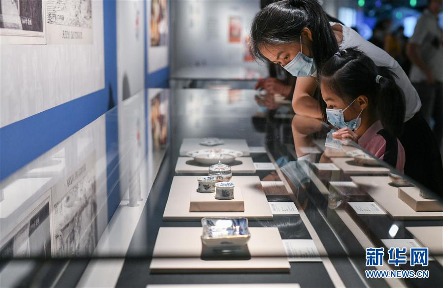 7月4日，參觀者在成都博物館觀看“競妍：清代中日伊萬里瓷器特展”。 7月3日，“競妍：清代中日伊萬里瓷器特展”在成都博物館開展，共展出168件/套東莞展覽館藏中日伊萬里瓷器。 “伊萬里瓷”指17世紀(jì)至18世紀(jì)日本受中國景德鎮(zhèn)陶瓷風(fēng)格影響所生產(chǎn)的瓷器，因其從日本伊萬里港裝船外銷而得名。本次展覽持續(xù)至2020年10月11日，免費(fèi)對公眾開放。 新華社記者 唐文豪 攝