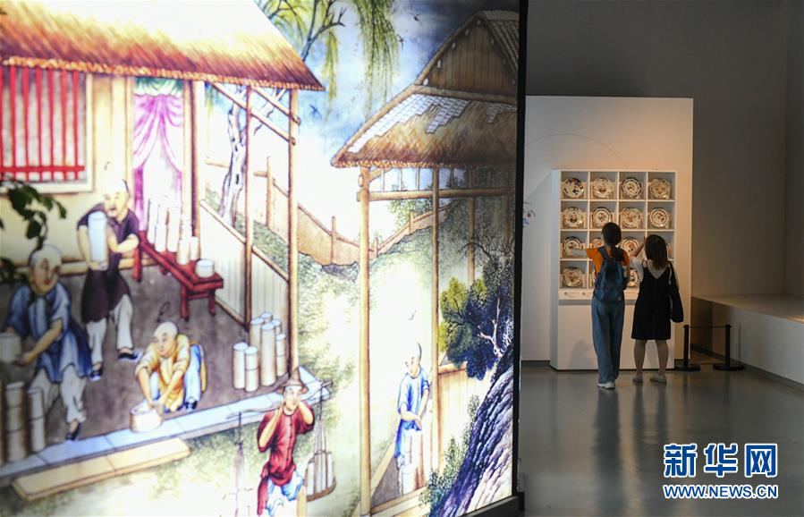7月4日，參觀者在成都博物館觀看“競妍：清代中日伊萬里瓷器特展”。 7月3日，“競妍：清代中日伊萬里瓷器特展”在成都博物館開展，共展出168件/套東莞展覽館藏中日伊萬里瓷器。 “伊萬里瓷”指17世紀(jì)至18世紀(jì)日本受中國景德鎮(zhèn)陶瓷風(fēng)格影響所生產(chǎn)的瓷器，因其從日本伊萬里港裝船外銷而得名。本次展覽持續(xù)至2020年10月11日，免費(fèi)對公眾開放。 新華社記者 唐文豪 攝