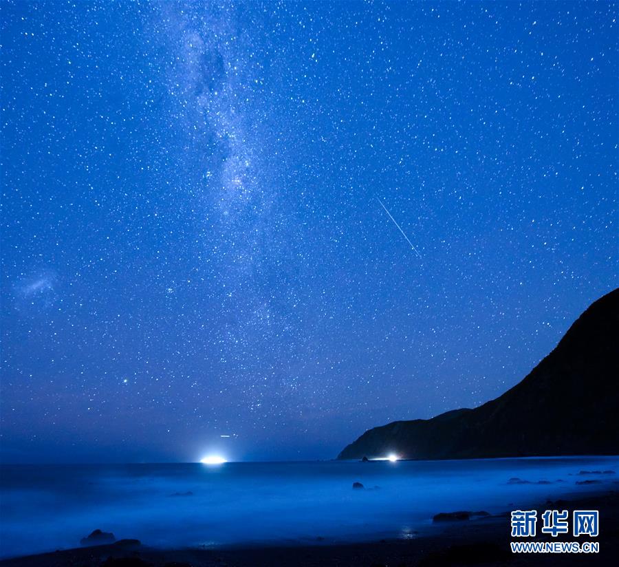 這是7月10日晚在新西蘭首都惠靈頓郊外拍攝的星空。 新華社記者 郭磊 攝