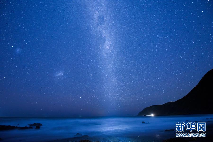 這是7月10日晚在新西蘭首都惠靈頓郊外拍攝的星空。 新華社記者 郭磊 攝
