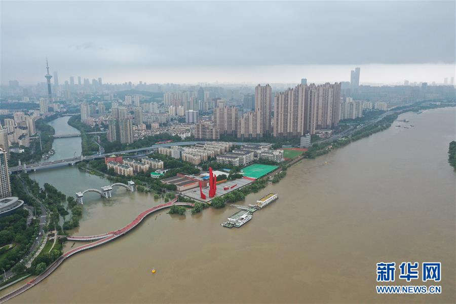 7月13日拍攝的長(zhǎng)江南京段（無(wú)人機(jī)照片）。 連日來(lái)，江蘇主要江河湖水位持續(xù)上漲。7月13日16時(shí)30分，長(zhǎng)江南京潮水位站最高潮位達(dá)10.1米，超警戒水位1.4米。 新華社記者 季春鵬 攝