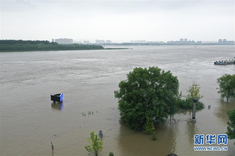 7月13日拍攝的長(zhǎng)江南京段（無(wú)人機(jī)照片）。 連日來(lái)，江蘇主要江河湖水位持續(xù)上漲。7月13日16時(shí)30分，長(zhǎng)江南京潮水位站最高潮位達(dá)10.1米，超警戒水位1.4米。 新華社記者 季春鵬 攝