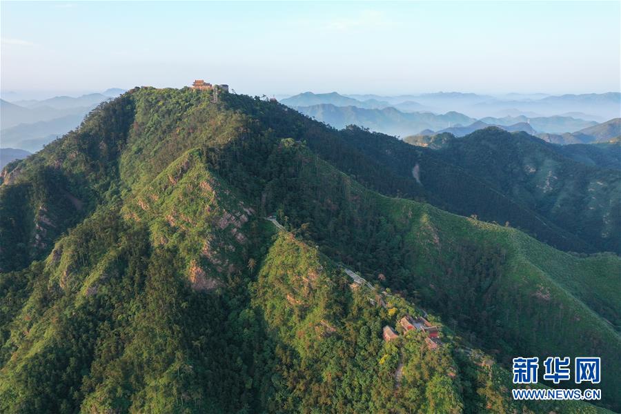 這是7月15日拍攝的景忠山風(fēng)貌（無人機照片）。 景忠山位于河北省遷西縣境內(nèi)，現(xiàn)為國家4A級旅游景區(qū)。夏日里的景忠山，松柏蒼翠，風(fēng)光秀美。 新華社記者 牟宇 攝
