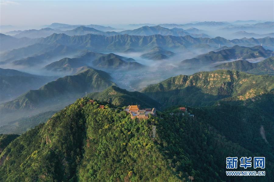 這是7月15日拍攝的景忠山風(fēng)貌（無人機照片）。 新華社記者 牟宇 攝
