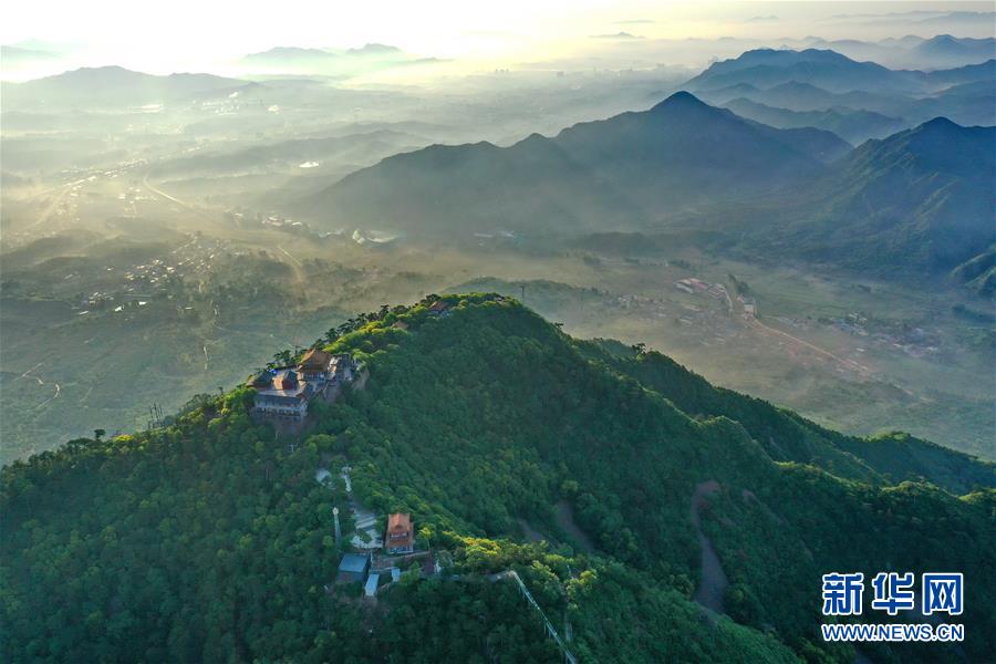 這是7月15日拍攝的景忠山風(fēng)貌（無人機照片）。 新華社記者 牟宇 攝