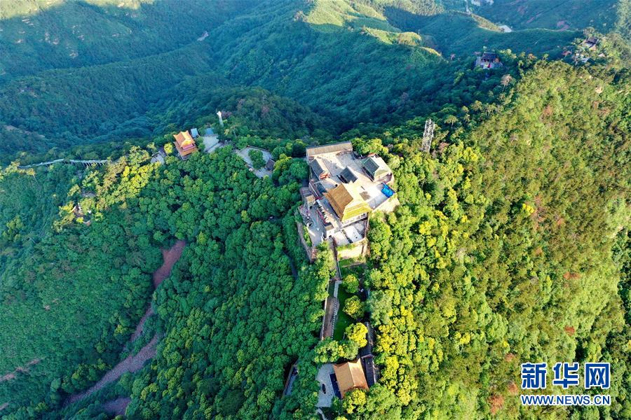 這是7月15日拍攝的景忠山風(fēng)貌（無人機照片）。 新華社記者 牟宇 攝