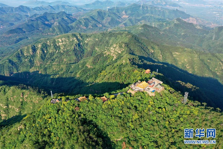 這是7月15日拍攝的景忠山風(fēng)貌（無人機照片）。 新華社記者 牟宇 攝