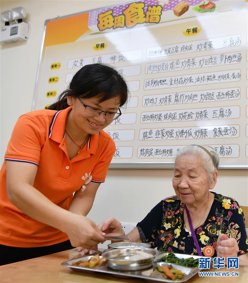 7月15日，在福州市鼓東街道開元社區(qū)金太陽社區(qū)養(yǎng)老服務(wù)中心餐廳，居住在這里的老人準(zhǔn)備用餐。 近年來，福建省將居家養(yǎng)老服務(wù)列入為民辦實(shí)事項(xiàng)目，構(gòu)建多層次、智能化的養(yǎng)老服務(wù)體系，出臺(tái)一系列惠及老年人的政策，人民群眾特別是老年人的幸福感、獲得感不斷增強(qiáng)。 新華社記者 魏培全 攝